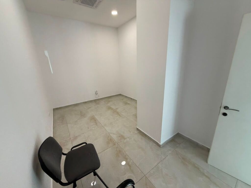 🏢 Locale commerciale in affitto 📍 Posizione: All'incrocio vicino alla Farmacia 10, sopra il locale “Mon Cheri” (2° piano)💶 Affitto mensile: 3000 Euro
