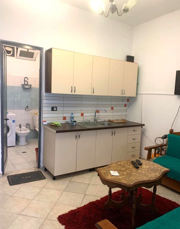 Tirana, appartamento 1+1 in affitto, 1° piano, 50m2.