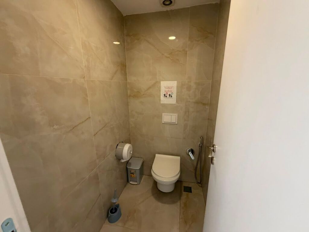 🏢 Locale commerciale in affitto 📍 Posizione: All'incrocio vicino alla Farmacia 10, sopra il locale “Mon Cheri” (2° piano)💶 Affitto mensile: 3000 Euro