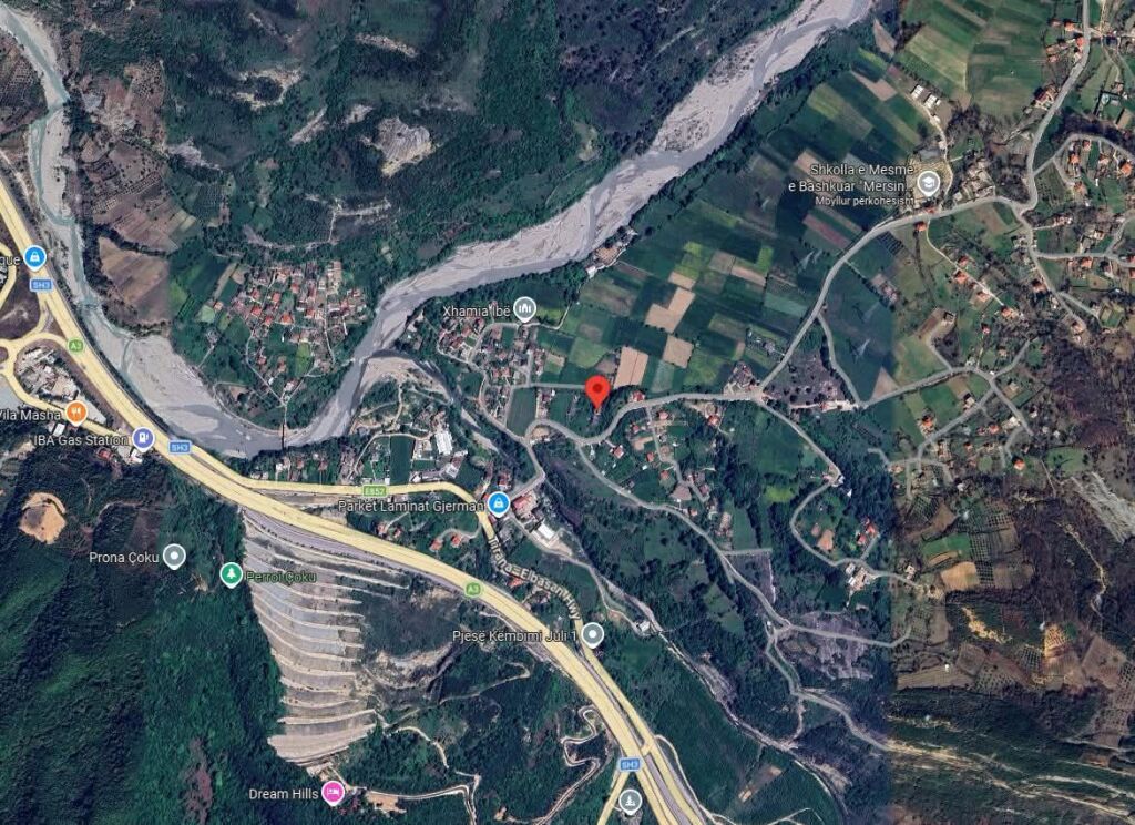 VENDESI CASA SU TRE PIANI + TERRENO, Ibë e Poshtme, Zona rossa