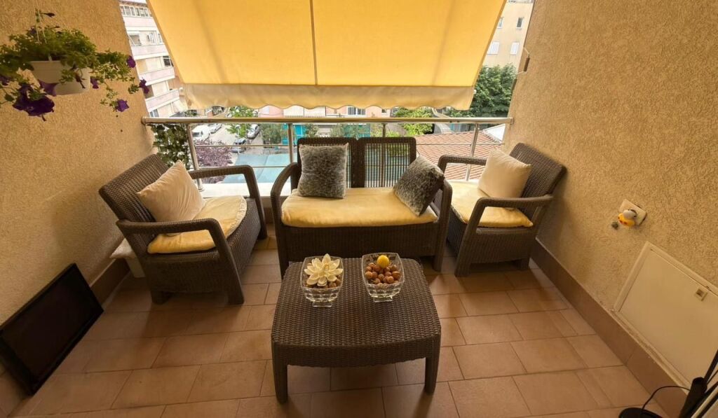 3+1, with parking, botanical garden, 700 euros