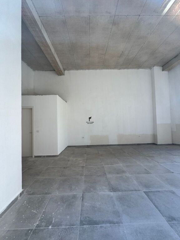 NEGOZIO IN AFFITTO 55 M2 VIA DURRESIT 60.000 LEKE FH-76259