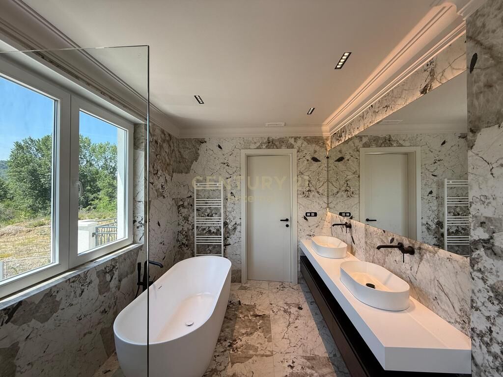 Luxury villa for rent at Rolling Hills 2 5,000 € /Month Total Area  647m2  Interior Area  391m2