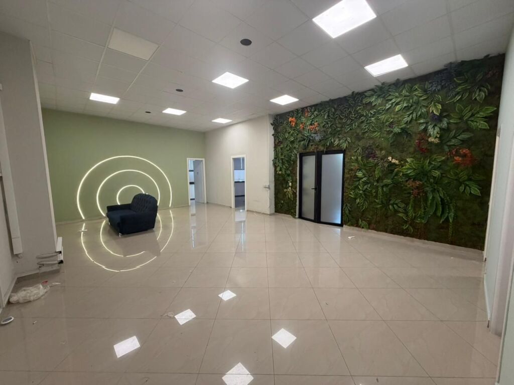 🏢 Office space for rent 👍 📍 Opposite the American Hospital 3, with a view of the main street💰 Price: 155,000 Lek/month (NET)