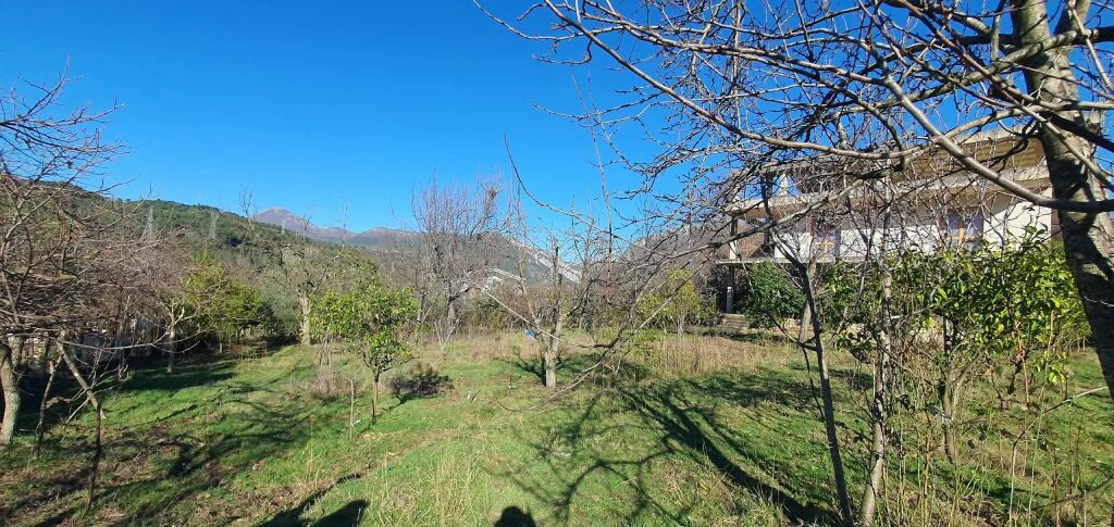 VENDESI CASA SU TRE PIANI + TERRENO, Ibë e Poshtme, Zona rossa