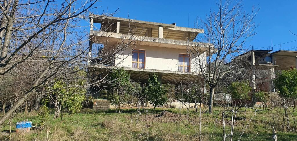 VENDESI CASA SU TRE PIANI + TERRENO, Ibë e Poshtme, Zona rossa