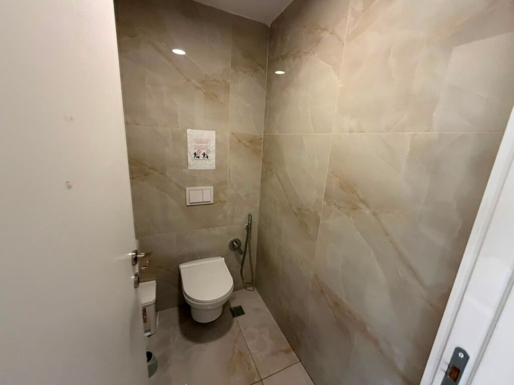 🏢 Locale commerciale in affitto 📍 Posizione: All'incrocio vicino alla Farmacia 10, sopra il locale “Mon Cheri” (2° piano)💶 Affitto mensile: 3000 Euro