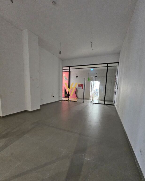 LOCALE COMMERCIALE DI 62 M2 IN AFFITTO PRESSO GARDEN BUILDING 1.200 EURO