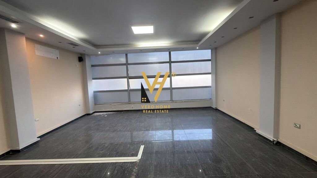 LOCALE COMMERCIALE DI 160 M2 IN AFFITTO A ASTIR 1.100 EURO