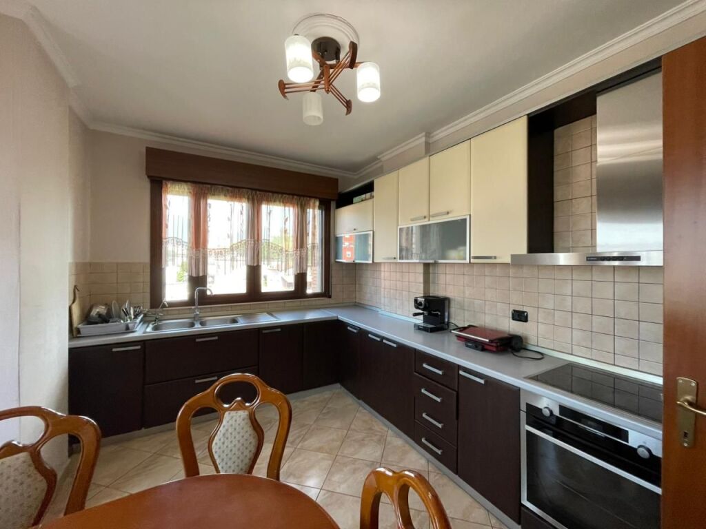 Shitet Apartament 2+1+2 tek Rr. Elbasanit