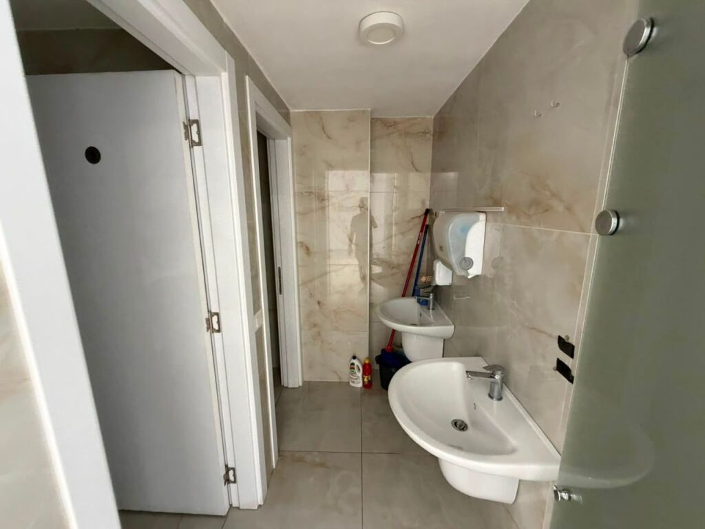 🏢 Locale commerciale in affitto 📍 Posizione: All'incrocio vicino alla Farmacia 10, sopra il locale “Mon Cheri” (2° piano)💶 Affitto mensile: 3000 Euro