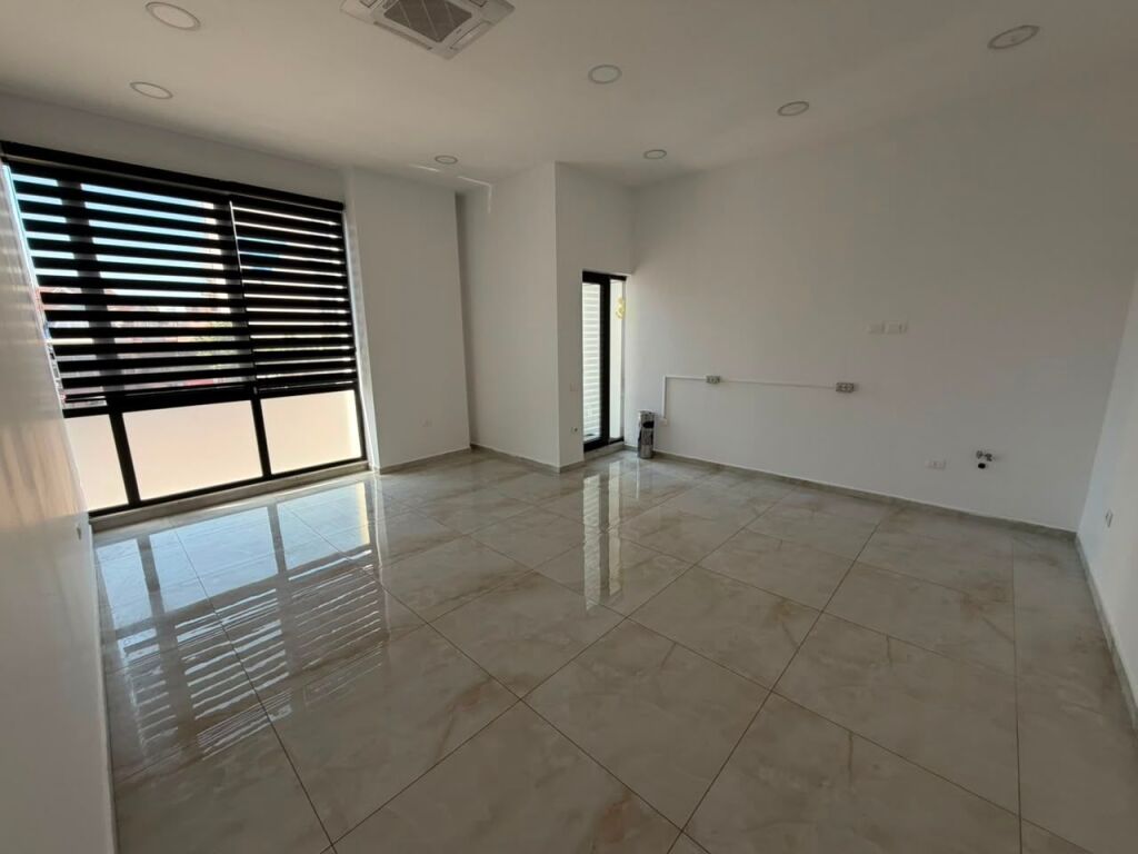 🏢 Locale commerciale in affitto 📍 Posizione: All'incrocio vicino alla Farmacia 10, sopra il locale “Mon Cheri” (2° piano)💶 Affitto mensile: 3000 Euro