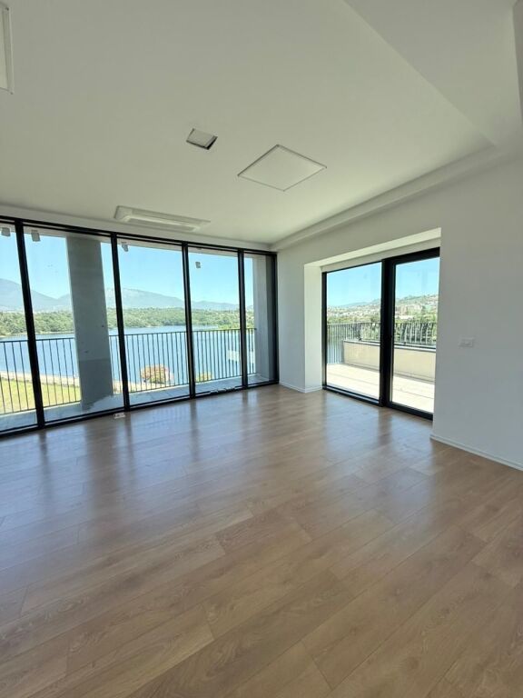 🏢 SUPER OPTION for Office or Business – Lake View Residence