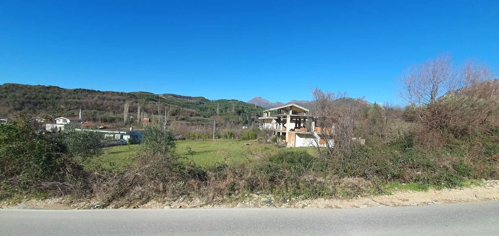 VENDESI CASA SU TRE PIANI + TERRENO, Ibë e Poshtme, Zona rossa