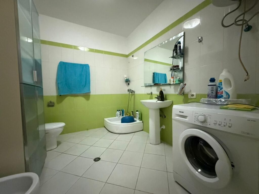 Apartament 2+1+Verande per shitje tek Big Market Yzberisht.