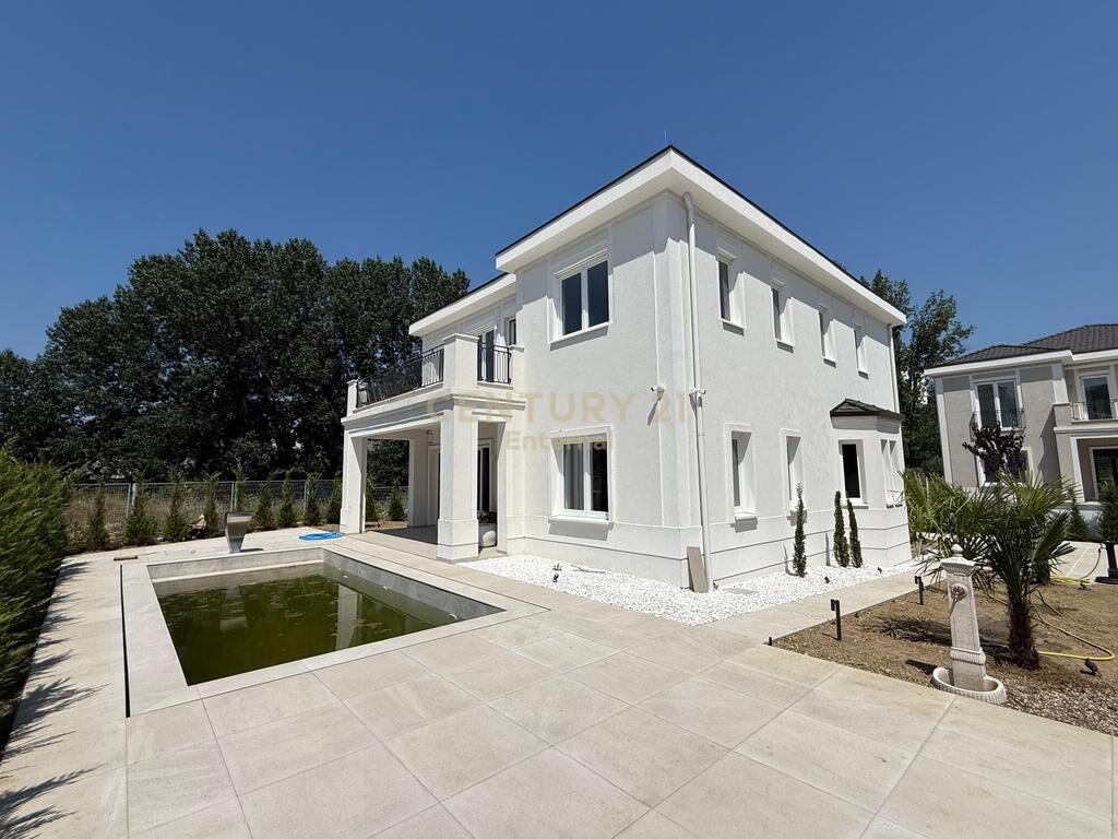 Luxury villa for rent at Rolling Hills 2 5,000 € /Month Total Area  647m2  Interior Area  391m2
