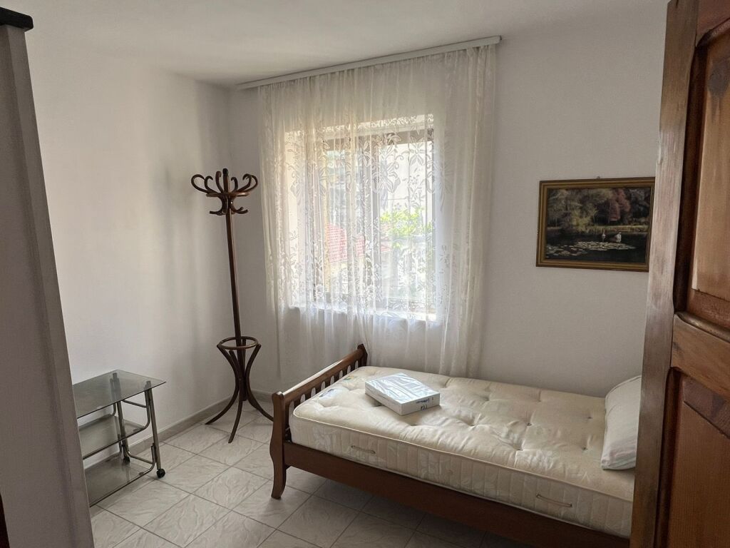🏠 Appartamento 3+1 in affitto 📍 Via Fortuzi, Tirana💶 60.000 lek/mese
