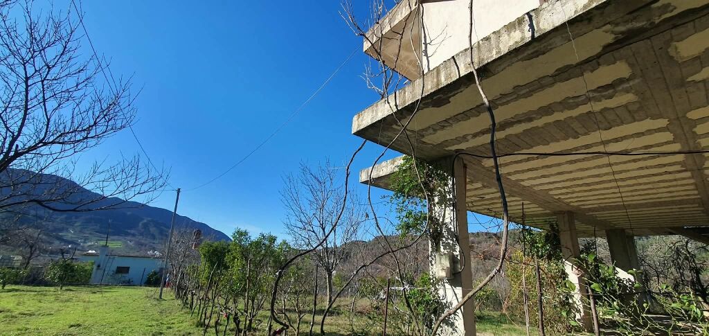 VENDESI CASA SU TRE PIANI + TERRENO, Ibë e Poshtme, Zona rossa