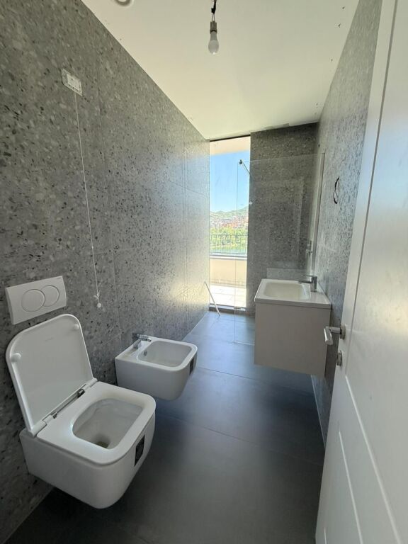 🏢 SUPER OPTION for Office or Business – Lake View Residence