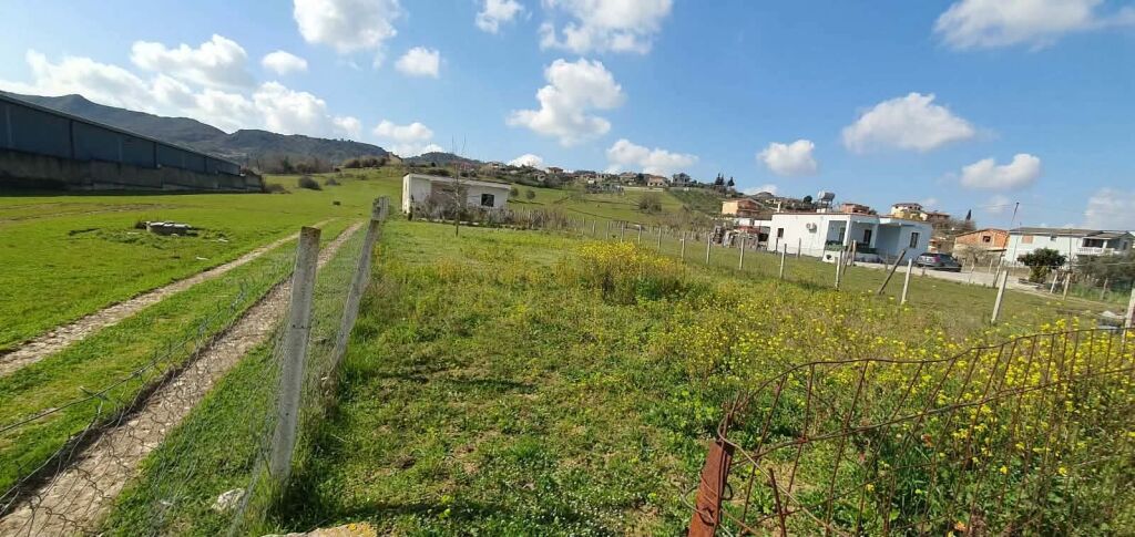SHITET TRUALL 1760 M2 + SHTEPI E VJETER, VORE