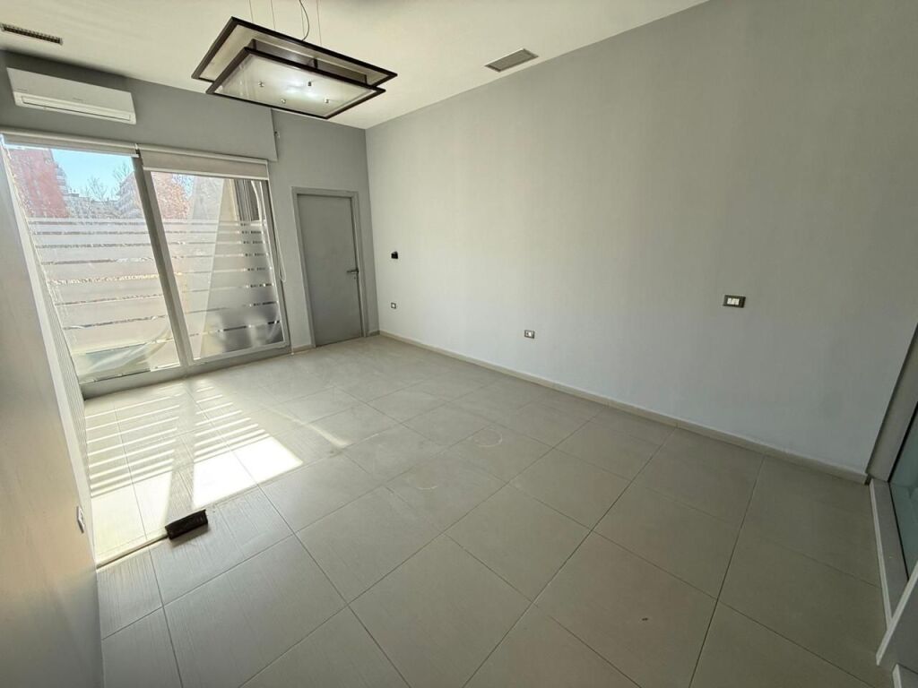 AMBIENTE IN VENDITA - VIA KAVAJES, CONDOR CENTER