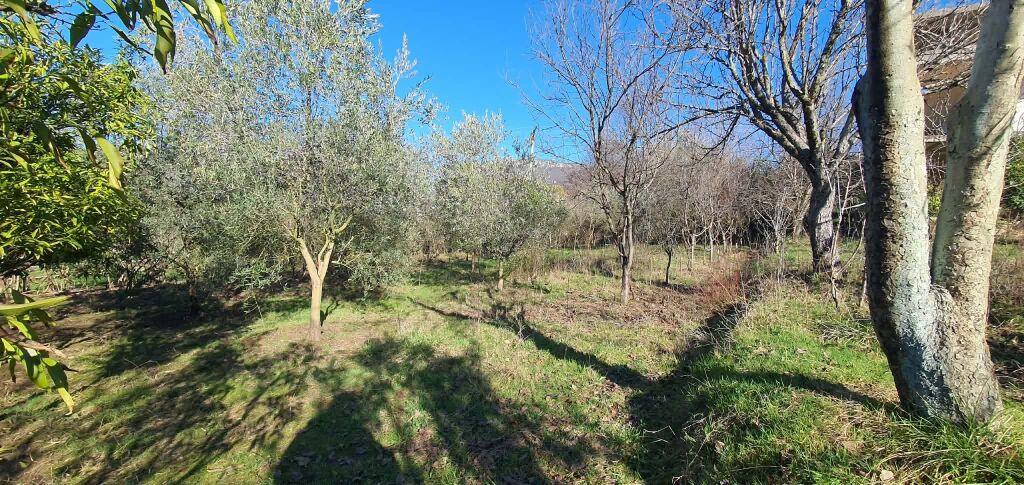 VENDESI CASA SU TRE PIANI + TERRENO, Ibë e Poshtme, Zona rossa