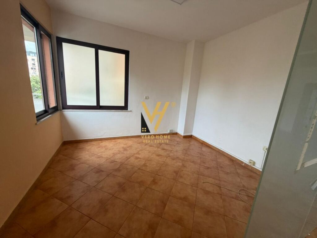 UFFICIO DI 187 M2 IN AFFITTO A BLLOK 3.366 EURO