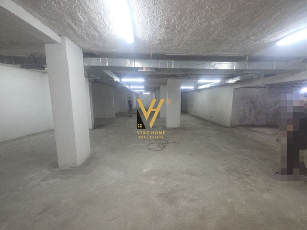 LOCALE COMMERCIALE IN VENDITA 350 M2 A SHKOLLA E KUQE 25.000.000 LEKE