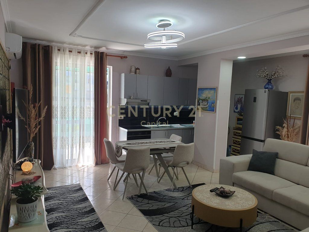 Vendiamo Appartamento 2+1+2 + Veranda – vicino alla scuola di 9 anni Qesarak a Fresk
