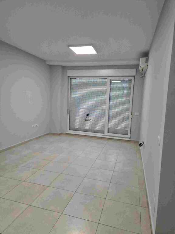 UFFICIO IN AFFITTO 55M2 21 DICEMBRE 40.000 LEKE FH-76623