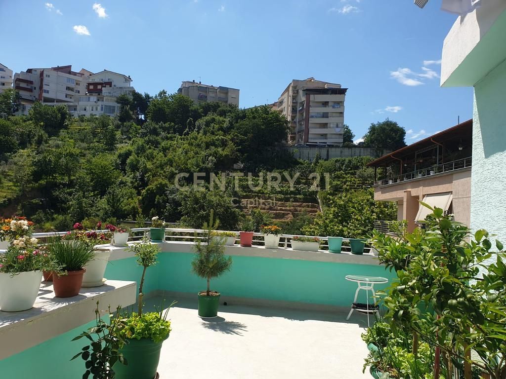 Vendiamo Appartamento 2+1+2 + Veranda – vicino alla scuola di 9 anni Qesarak a Fresk
