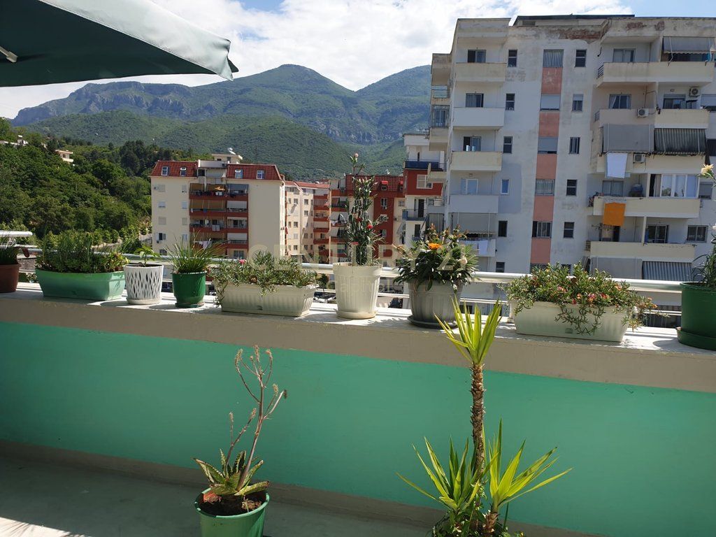 Vendiamo Appartamento 2+1+2 + Veranda – vicino alla scuola di 9 anni Qesarak a Fresk