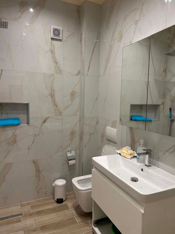 Appartamento Moderno 2+1+2 con Vista Montagna a Orikum – Completamente Ristrutturato (2024)