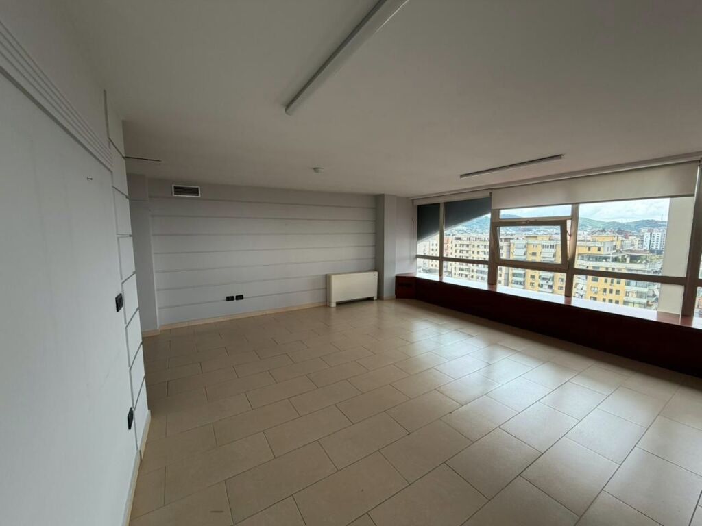 JEPET ZYRE ME QERA 450M2 RRUGA E KAVAJES