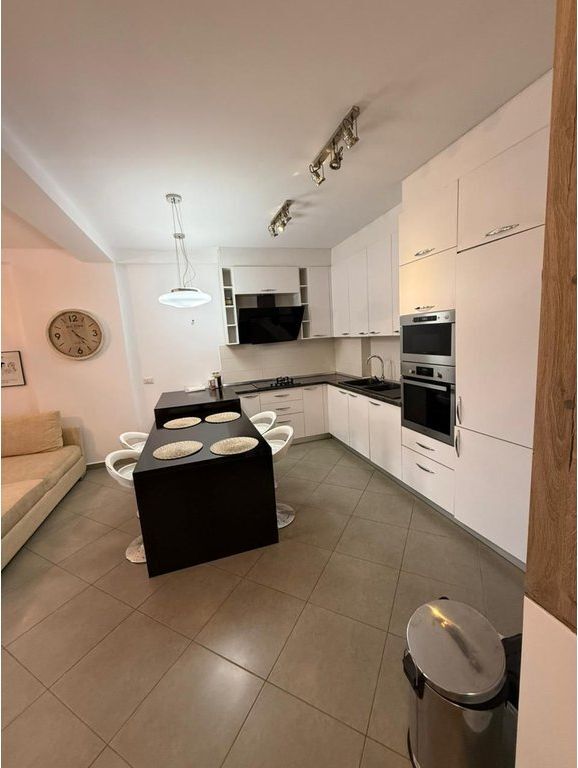 Apartament 2+1 me qira përballë Spitalit Amerikan 3 550 € /Muaj