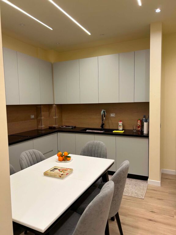 Appartamento Moderno 2+1+2 con Vista Montagna a Orikum – Completamente Ristrutturato (2024)