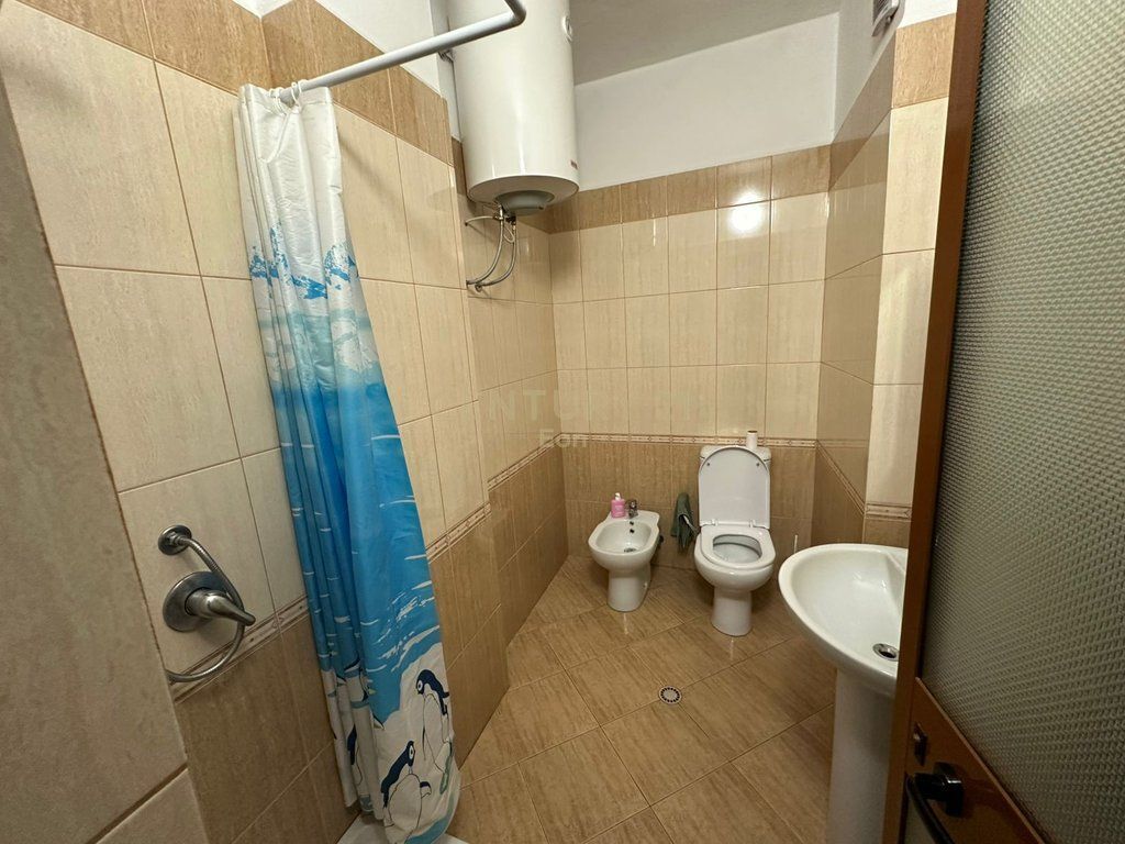 APPARTAMENTO 2+1+2 IN AFFITTO NEL CENTRO DI DURRËS, DI FRONTE A BLUE STAR!