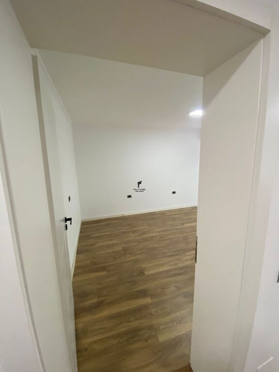 OFFICE FOR RENT 80 M2 KAVAJES STREET 800 EURO FH-76550