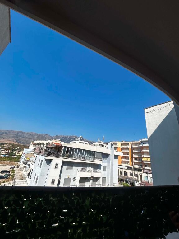 Appartamento Moderno 2+1+2 con Vista Montagna a Orikum – Completamente Ristrutturato (2024)