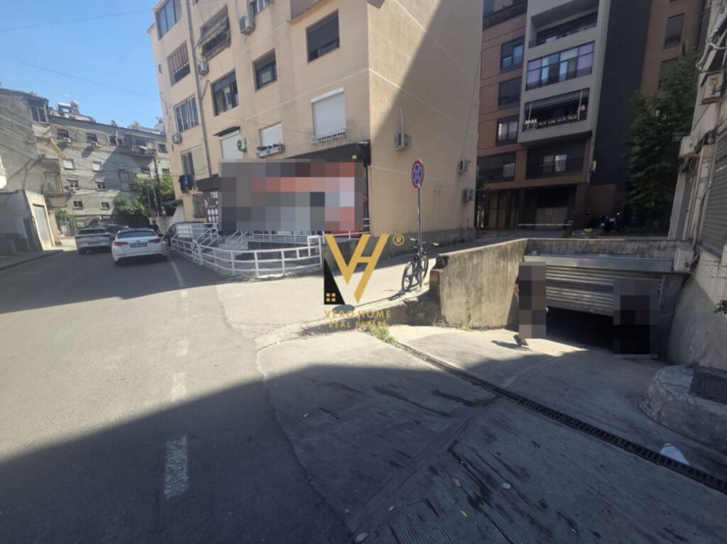 LOCALE COMMERCIALE IN VENDITA 350 M2 A SHKOLLA E KUQE 25.000.000 LEKE