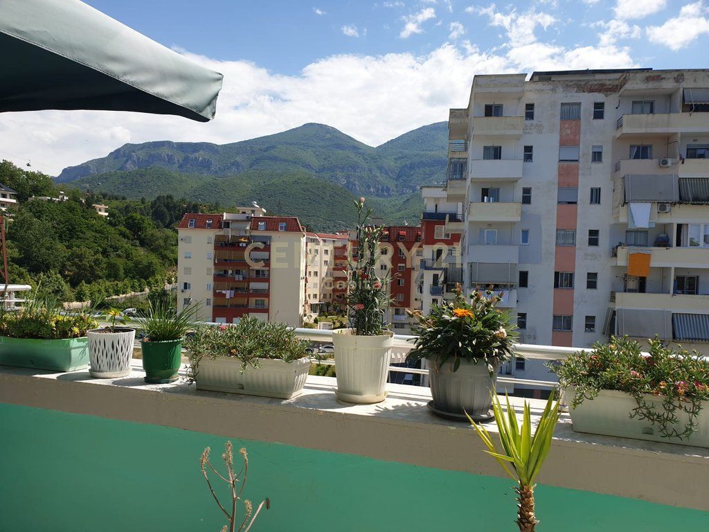 Vendiamo Appartamento 2+1+2 + Veranda – vicino alla scuola di 9 anni Qesarak a Fresk