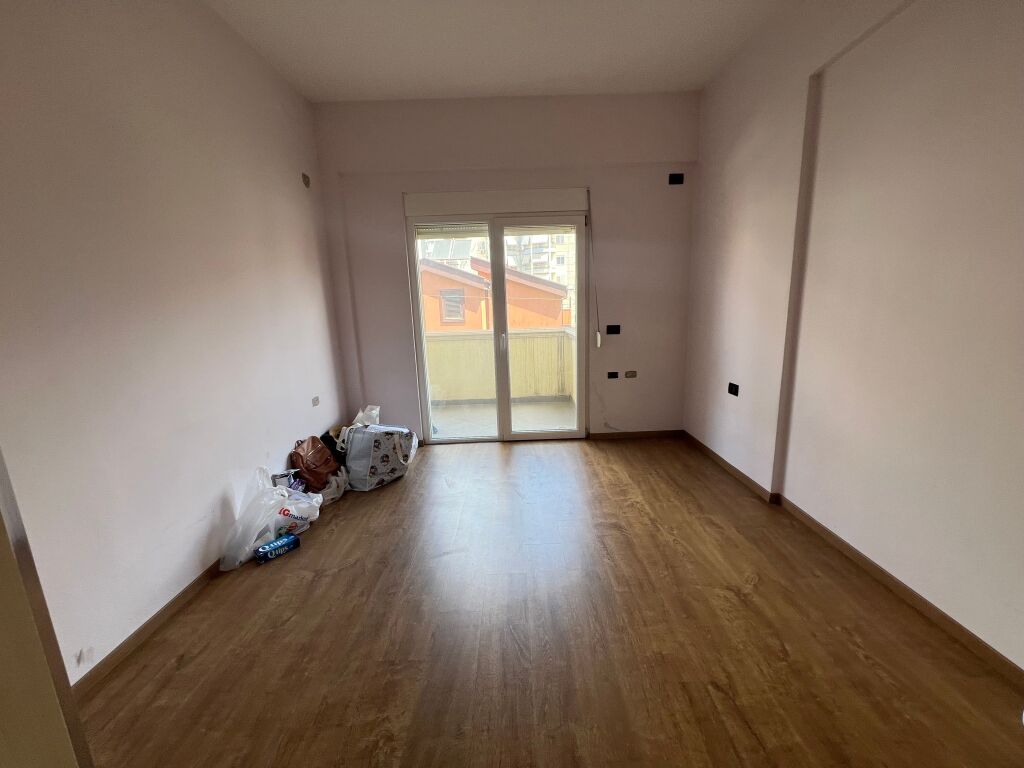 Appartamento 2+1+2 in vendita Sopraelevata del Comune Tirana