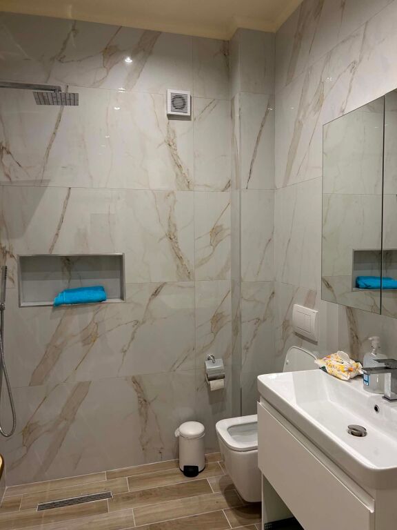 Appartamento Moderno 2+1+2 con Vista Montagna a Orikum – Completamente Ristrutturato (2024)