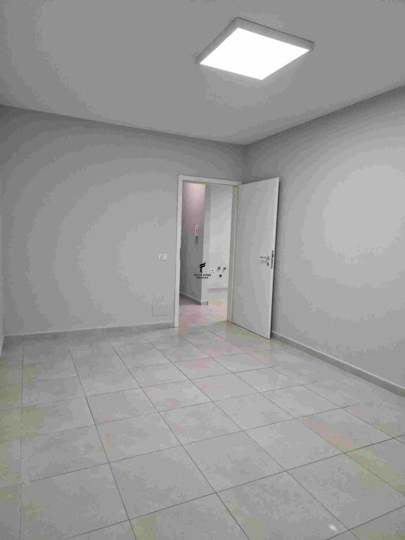 UFFICIO IN AFFITTO 55M2 21 DICEMBRE 40.000 LEKE FH-76623