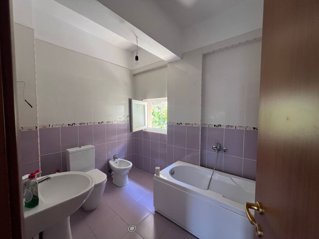 Appartamento 2+1+2 in vendita Sopraelevata del Comune Tirana
