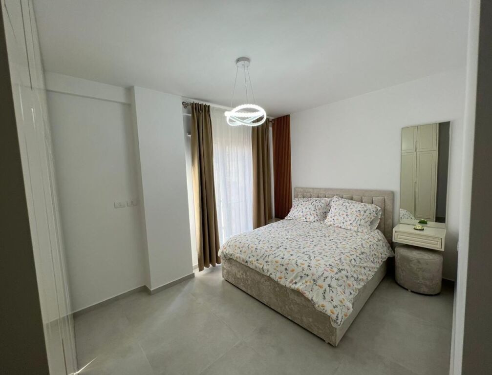 🏡 Jepet me qira apartament 2+1  📍 Rruga Qemal Stafa, pranë Shkollës së Kuqe, Tiranë 🏢 Kati i 3-të, me ashensor ✨ I mobiluar dhe i pabanuar më parë 💶 Çmimi: 900€/muaj   