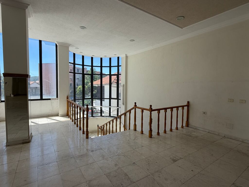 🏢 GODINË MULTIFUNKSIONALE PËR QIRA QENDER ELBASAN