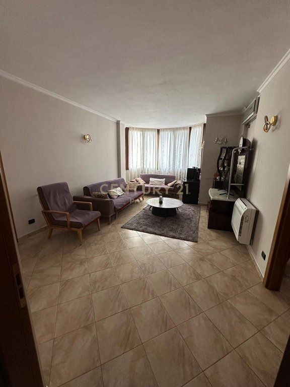 Apartament 2+1+2 per shitje prane Ambasades Amerikane
