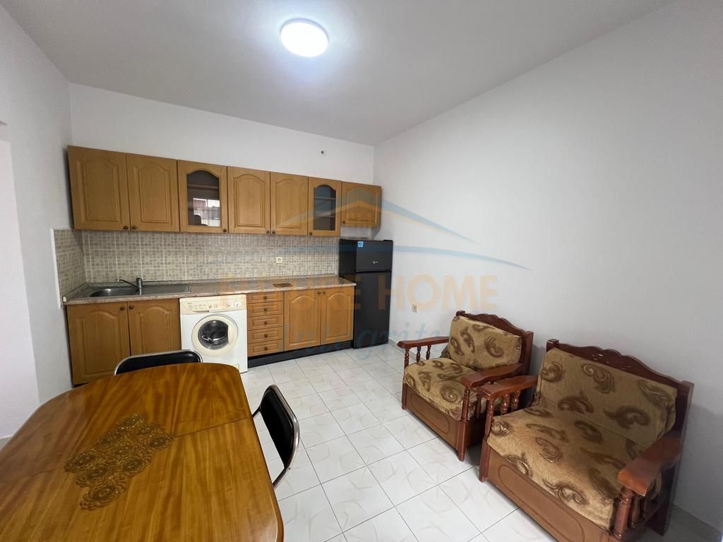 In vendita, Appartamento 1+1, Via Elbasanit, Tirana.