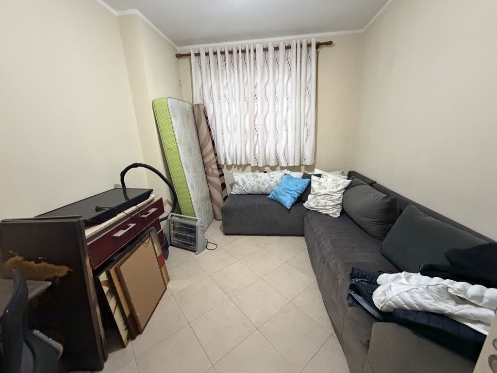 2+1,i mobiluar te vila L astir,400 mije leke